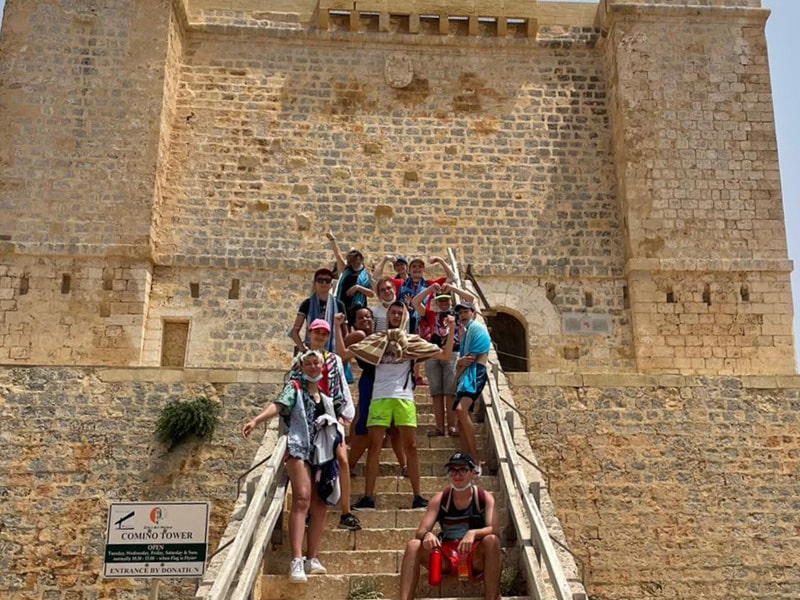 Vue sur un groupe de jeune en colo durant l'été à Malte