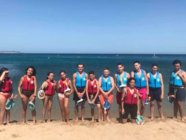 Vue sur des jeunes qui s'apprêtent à faire une activité nautique en colonie de vacances 