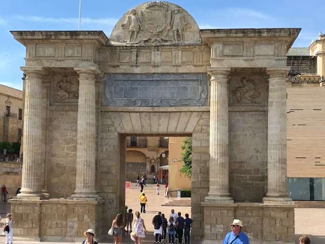 Monument en Espagne cet été en colonie de vacances en Espagne