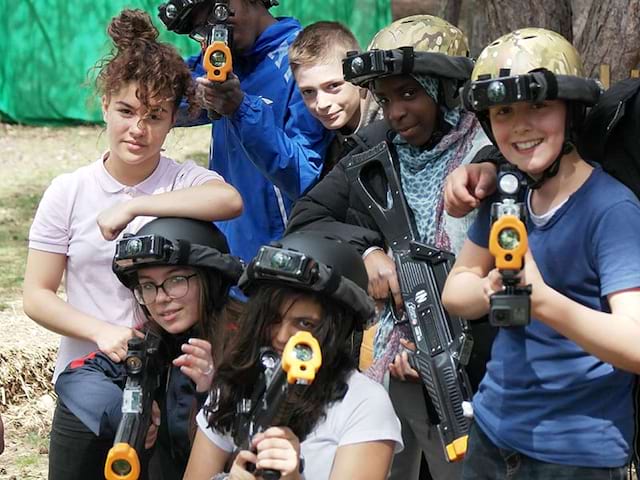 groupe de jeunes laser game extérieur colo de vacances a montjoyeux spécial relaxation adolescents