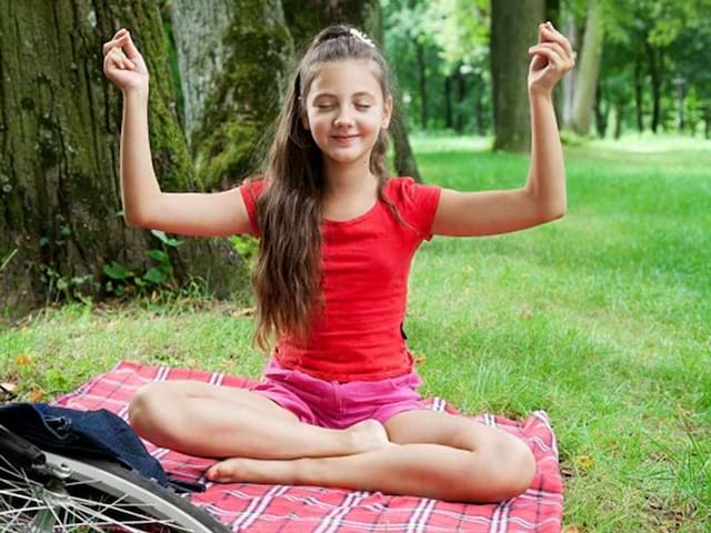 fille en position de yoga séjour relaxation été ados 