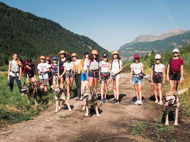 Groupe de jeunes en colonie de vacances à Echandelys cet été