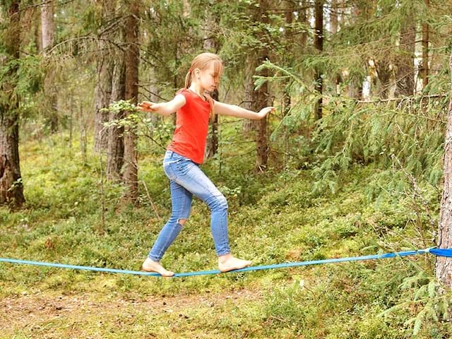 Activité slackline en colonie de vacances à Echandelys cet été