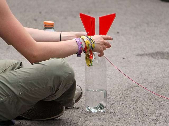 Enfant en atelier scientifique en colo