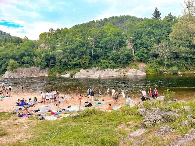 groupe d'enfants en baignade en Ardèche