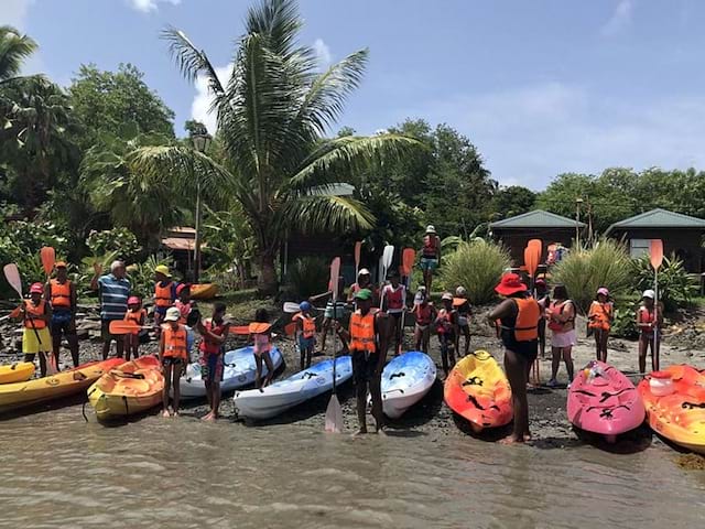 Activité nautique lors de la colonie de vacances de l'été en Martinique