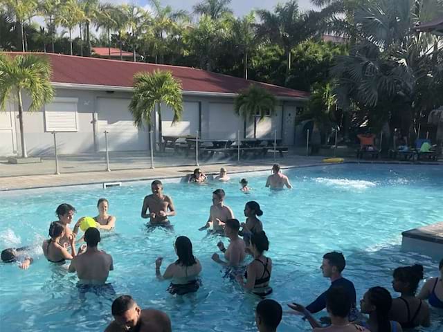 Baignade en piscine lors de la colo de l'été en Martinique