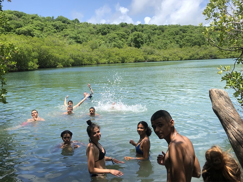 Ados qui profitent de leur baignade en Martinique durant leur colo de vacances