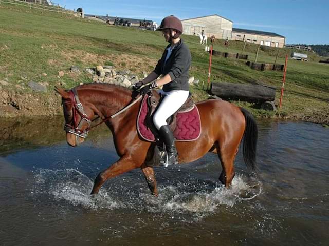 Jeune ado en colo de vacances Equitation dans les Sucs cet été