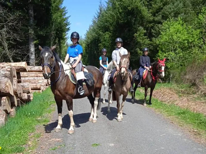 Groupe de cavaliers en colo de vacances Equitation dans les Sucs cet été