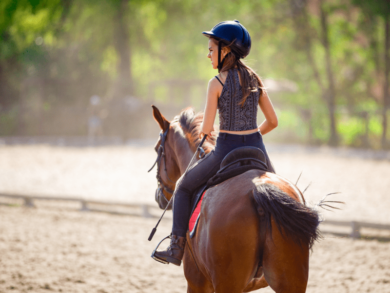 Jeune ado lors de sa leçon d'équitation en colo de vacances dans les Sucs en Auvergne