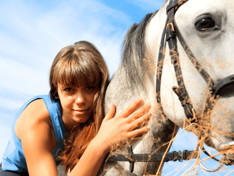 Ado sur son cheval en colo de vacances Equitation cet été en Auvergne