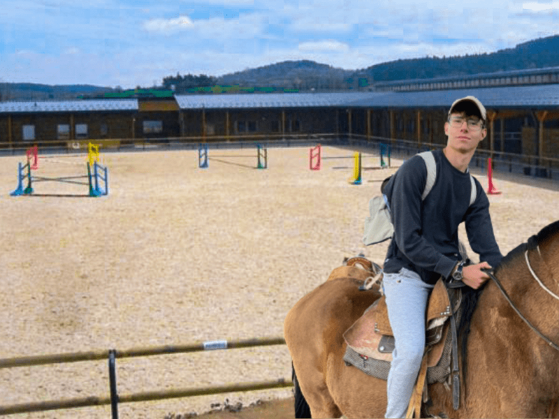 Jeune cavalier à Yssingeaux qui fait une colo Equitation cet été