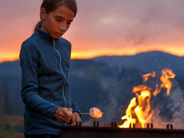 Sortie bivouac et feu de camp en colonie de vacances à la montagne cet été