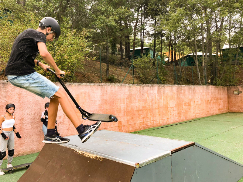 Activité skate et trottinette en colonie de vacances cet été