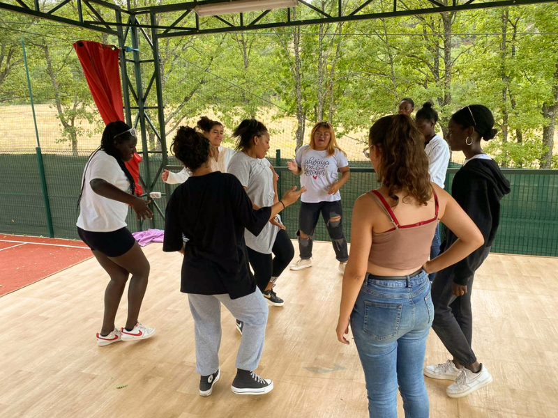 Groupe d'ados en activité danse en colonie de vacances multiactivités cet été