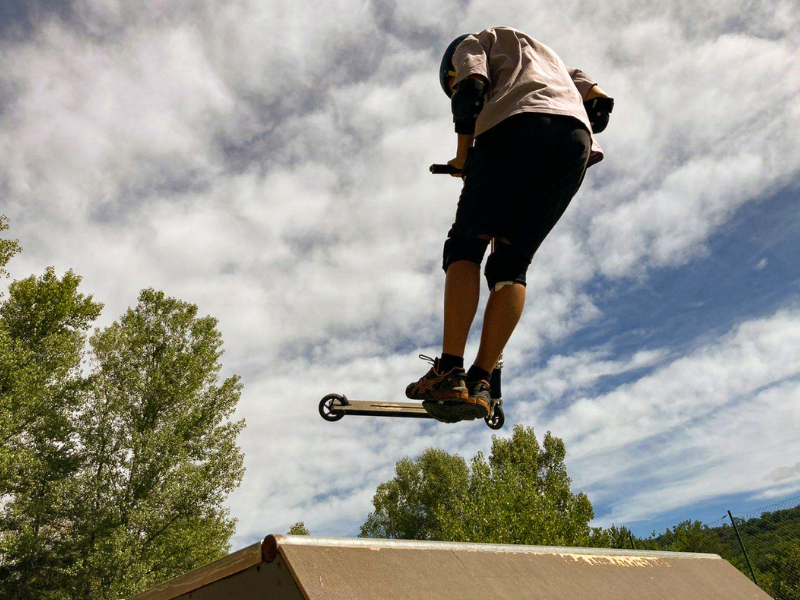 Activité skate en colonie de vacances multiactivités à Bauduen cet été