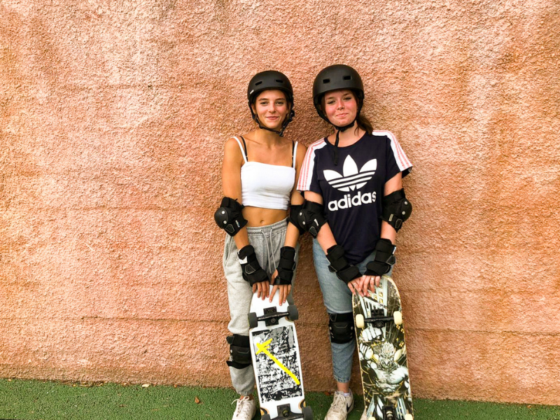 Jeunes filles en colo de vacances Le Var à la Carte durant l'activité Skate