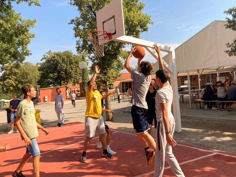 Activité basket en colonie de vacances multi activités durant l'été