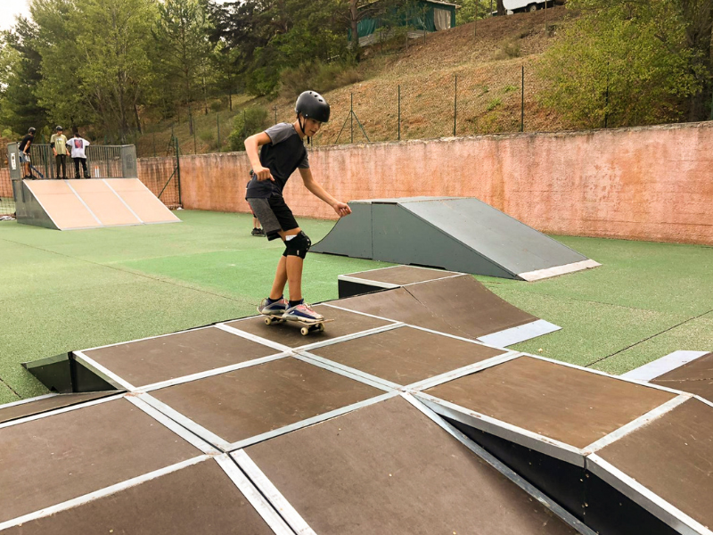 Ado qui skate en colo de vacances le Var à la Carte cet été à Bauduen 