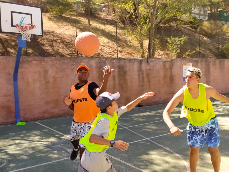Activité Basket en colonie de vacances multi activités cet été à Bauduen