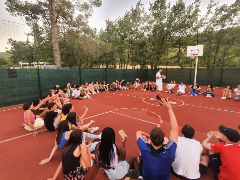 Groupe d'ados en colo de vacances cet été à Bauduen