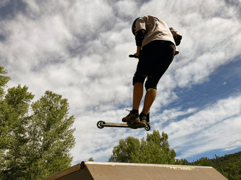 Activité skate en colonie de vacances multiactivités à Bauduen cet été