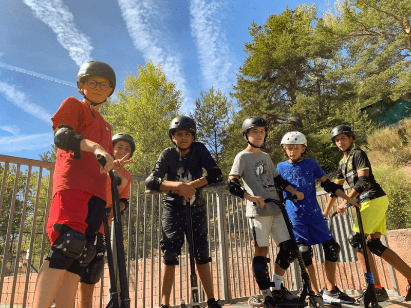 Groupe de jeunes en colonie de vacances Skate durant l'été à Bauduen