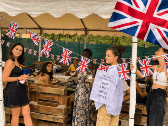 Stand d'Anglais où a lieu l'activité Anglais en colonie de vacances cet été à Bauduen