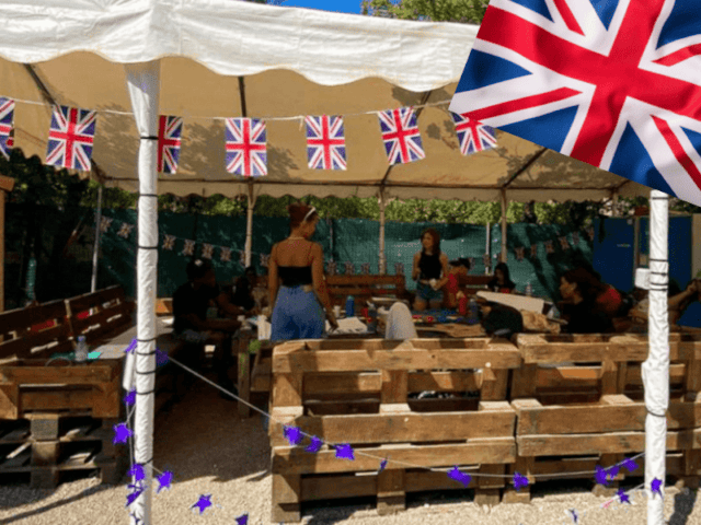 Stand d'Anglais où a lieu l'activité Anglais en colonie de vacances cet été à Bauduen