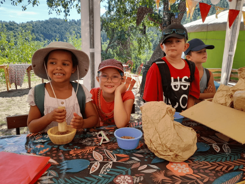 Groupe d'enfants durant leur activité fabrication de pains en colonie de vacances cet été