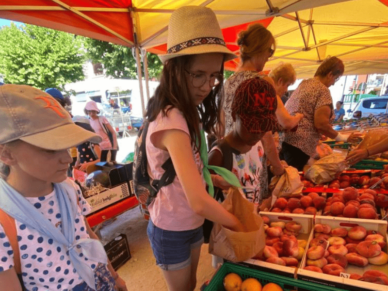 Visite du marché en colonie de vacances à Retournac cet été