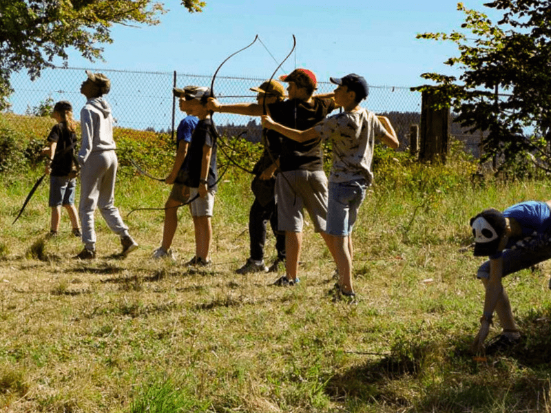 Activité archerie en colo de vacances Gamer Video cet été à Echandelys