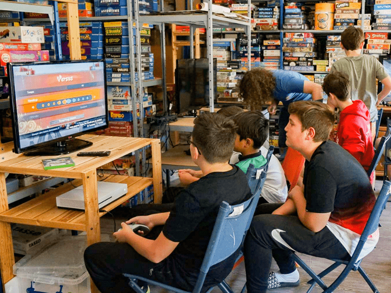 Groupe de jeunes en colo de vacances Gamer Video cet été à Echandelys