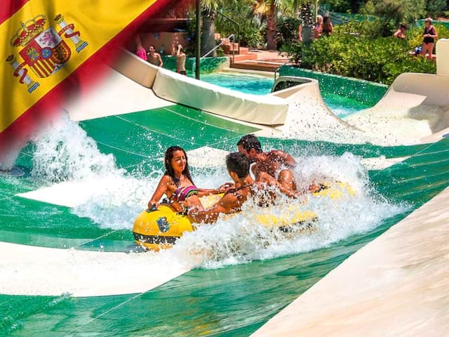 Ados qui s'amusent au parc aquatique en colonie de vacances Hola Costa Brava cet été 