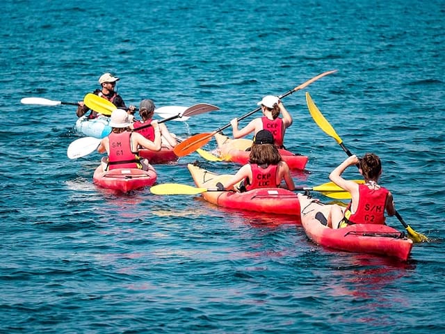 Activité kayak en colonie de vacances à Costa Brava en Espagne cet été