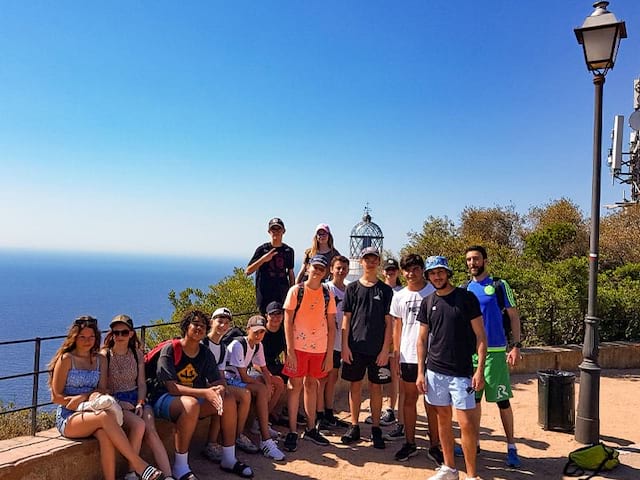 Photo de groupe prise en colonie de vacances Hola Costa Brava cet été en Espagne