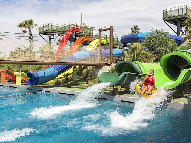 Parc aquatique en colo de vacances pour ados cet été