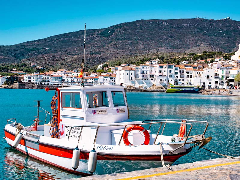 Port en Espagne observé en colo de vacances Hola Costa Brava réservée aux 14-17 ans