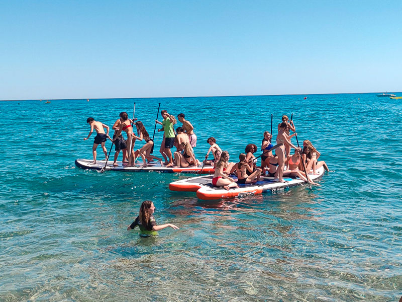 Activité paddle en colonie de vacances Hola Costa Brava en Espagne cet été