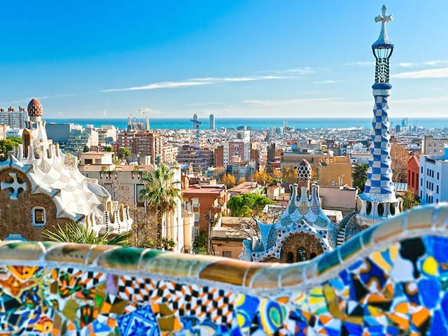 Vue sur Barcelone depuis le Parc Guell en Espagne cet été où les ados ont été en colonie de vacances