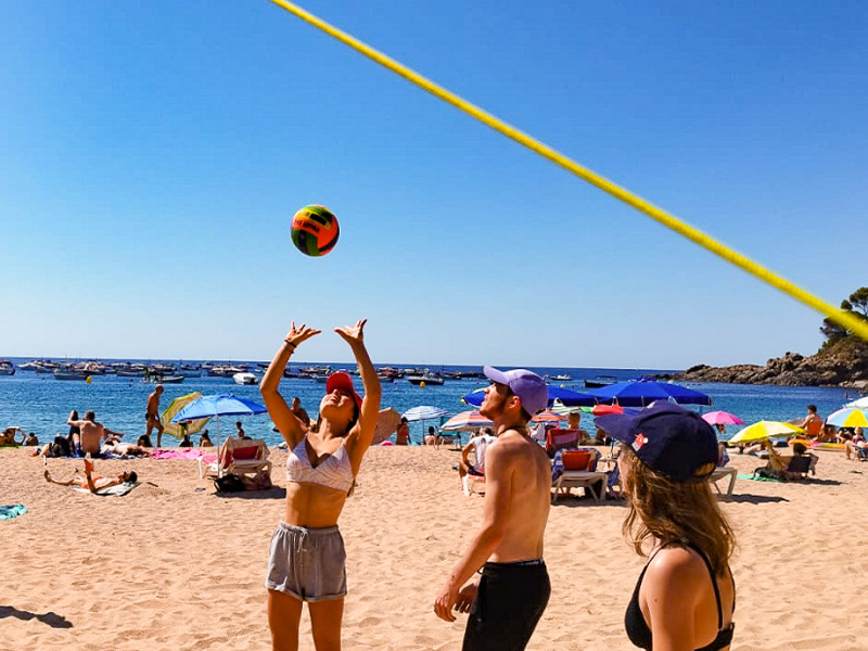 Jeunes ados qui jouent au volley en colo de vacances Hola Costa Brava cet été 