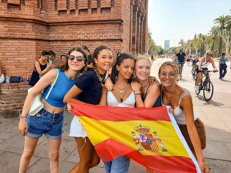 Jeunes filles ados qui s'amusent en colonie de vacances Hola Costa Brava cet été en Espagne