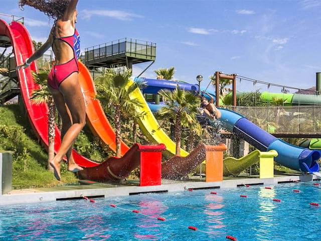 Parc aquatique où les ados en colonie de vacances Hola Costa Brava en Espagne ont été