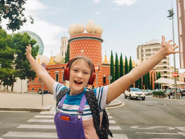 Jeune ado qui s'amuse en colonie de vacances Hola Costa Brava en Espagne cet été