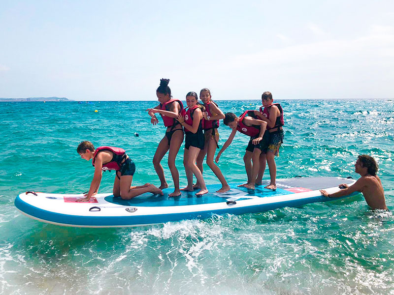Ados qui font du paddle en colonie de vacances Hola Costa Brava en Espagne cet été