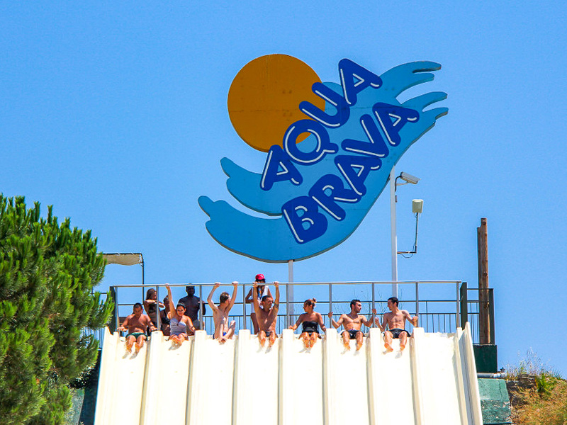 Ados qui s'amusent au parc aquatique à Costa Brava lors de leur colo de vacances en Espagne cet été