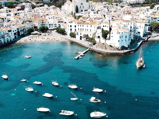 Vue de haut sur la mer en Espagne à Costa Brava où les ados de 14 à 17 ans ont séjourné cet été