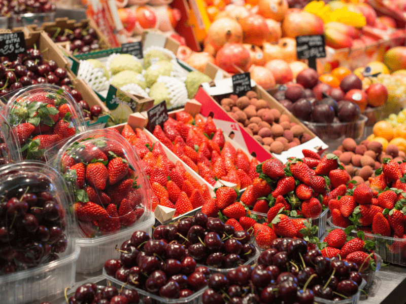 Fruits dans un stand sur un marché à Barcelone où les jeunes se sont promenés ce printemps