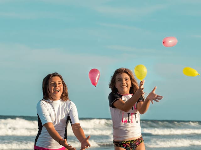 Deux jeunes filles qui s'amusent sur une plage à Barcelone durant leurs vacances du printemps
